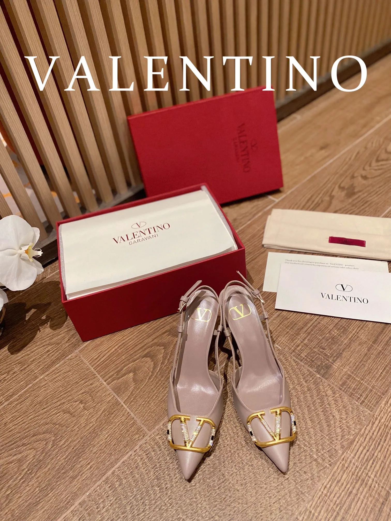 👟👟Ex-factory price 520👟👟 𝑉𝐴𝐿𝐸𝑁𝑇𝐼𝑁𝑂 Valentino ♡ The latest series of the counter 💯The new season of Valentino replaces the usual rivet elements with the initial V bronze (dotted buckle) buckle, simplifying the complexity Make the design more refined and durable. No matter your age, it can easily fit on your feet and make your feet look slimmer! The new season lives up to expectations! Worth buying ★Imported cowhide is absolutely high-grade ❥Original method is absolutely sensual ❥Elegant style creates a different feeling🙈 Simple temperament style!  ♡ show bdetails ———————————— ⊿▸: Size｜35-40 (customized at 34.40.41.42) ⊿▸: Material｜Imported cowhide ⊿▸: Material｜Exclusive molded rhinestone buckle ⊿▸: Material | Padded sheepskin ⊿▸: Material |Italian 🇮🇹 genuine leather outsole (the original 1:1 method has a wood grain shape) ⊿▸: Heel height｜8cm